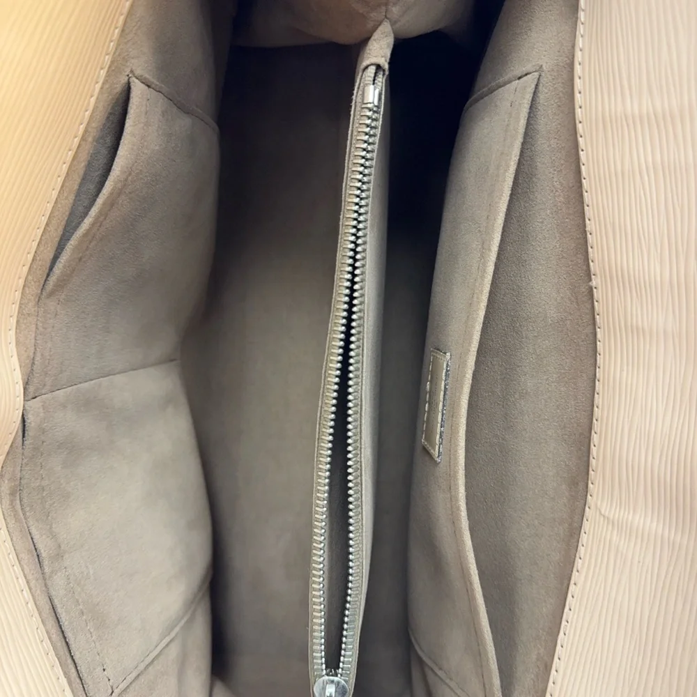 Authentic pre-loved Louis Vuitton Marly MM bag in Epi leather in color DUNE - Picture 3 of 12